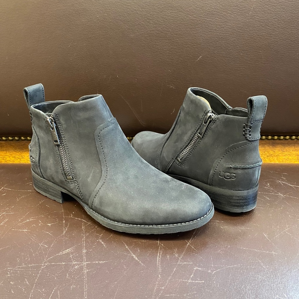 Ugg auero II zip bootie black